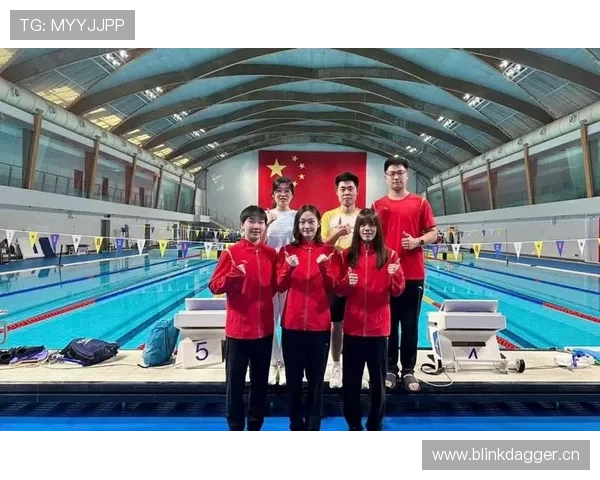 李冰洁穿拖鞋去买早餐，手里那只包亮到我当场怀疑世界观